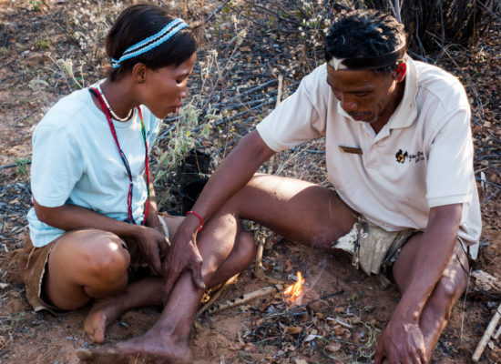 Bosjesmannen maken vuur Tsumkwe Namibië