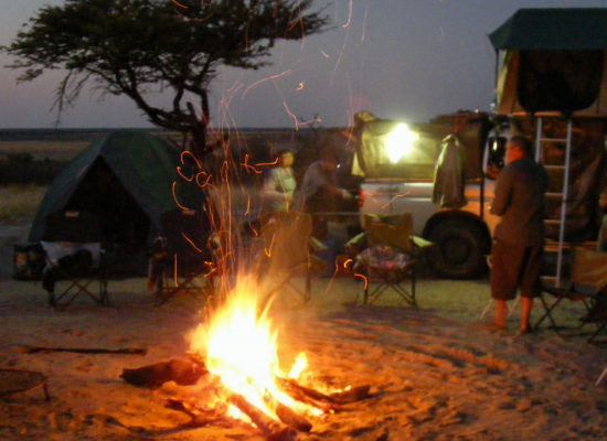 Gezellig kampvuur op de campsite tijdens een mooie reis door Grandioos Afrika